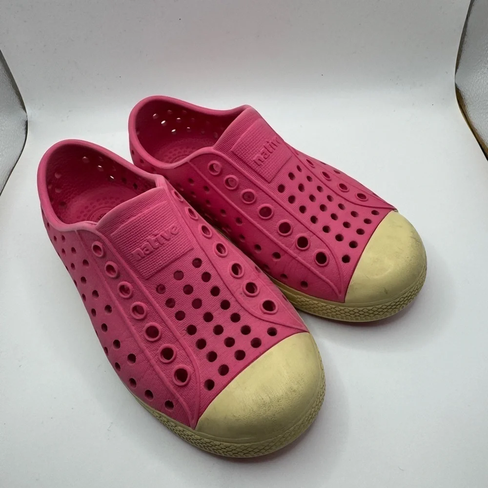 Native Jefferson Toddler Size 9 Girls Pink and Cream Lightweight Water Shoes